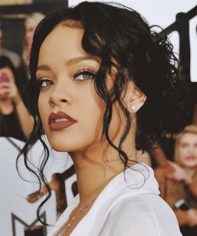 Robyn Rihanna Fenty Famous Star Same Style Wigs Dolago Loose Wave Human Hair Wigs With Headband Popuplar Headband Wig For Black Women 150% Density Brazilian Wigs With Headband Attached