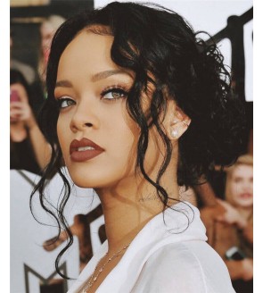 Robyn Rihanna Fenty Famous Star Same Style Wigs Dolago Loose Wave Human Hair Wigs With Headband Popuplar Headband Wig For Black Women 150% Density Brazilian Wigs With Headband Attached Robyn Rihanna Fenty Famous Star Same Style Wigs Dolago Loose Wave Human Hair Wigs With Headband Popuplar Headband Wig For Black Women 150% Density Brazilian Wigs With Headband Attached